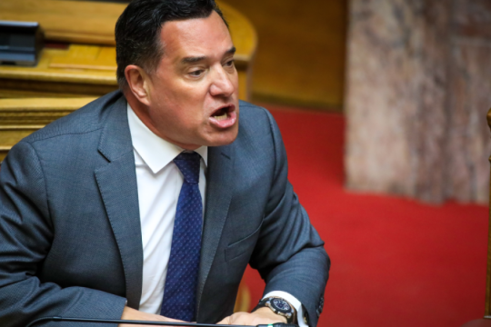 Επεισόδιο στη Βουλή με τη βιντεοσκόπηση της Κωνσταντοπούλου και τα κρακεράκια του Γεωργιάδη